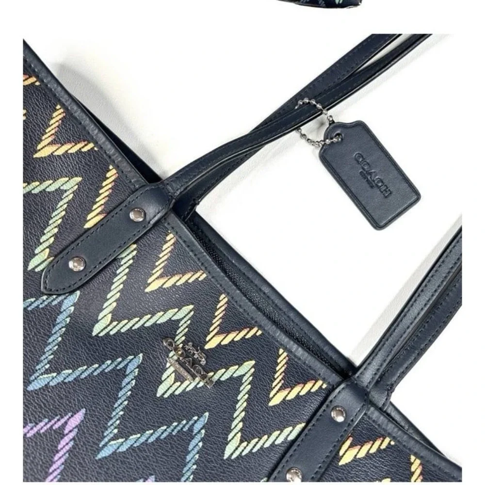 COACH REVERSIBLE CITY TOTE PURSE BAG WITH GEO CHEVRON PRINT NEW